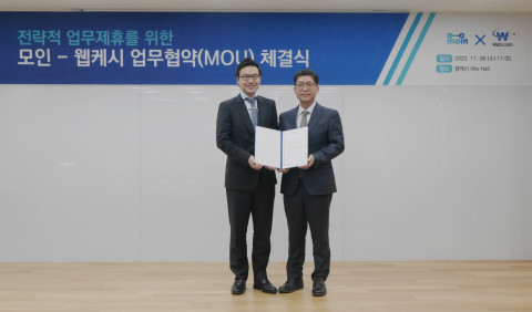 왼쪽부터 서일석 모인 대표, 강원주 웹케시 대표가 웹케시대시보드의 토토사이트 신고보상 서비스 고도화를 위한 업무협약을 체결하고 기념사진을 촬영하고 있다